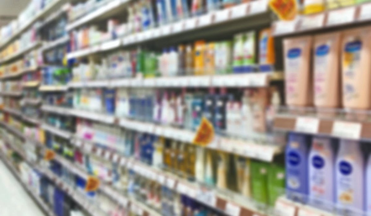 Un rayon de produits cosmétiques dans un supermarché