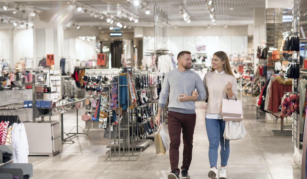 Un couple en vacances fait du shopping