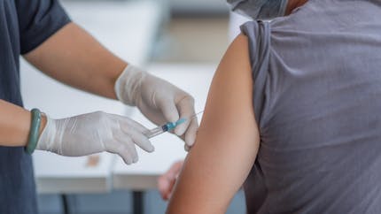 Coronavirus : faut-il vacciner en masse contre la grippe saisonnière ?