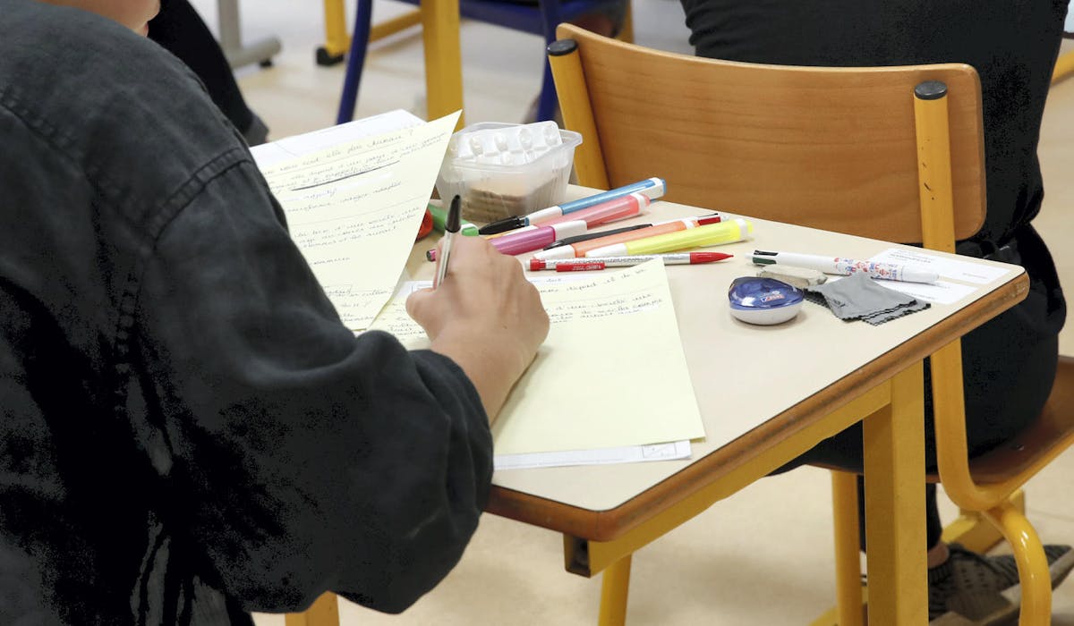 Bac, examen, lycéen, table, copie, stylos