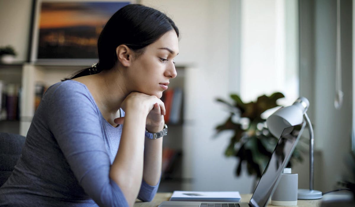 Jeune femme inquiète, bureau, ordinateur