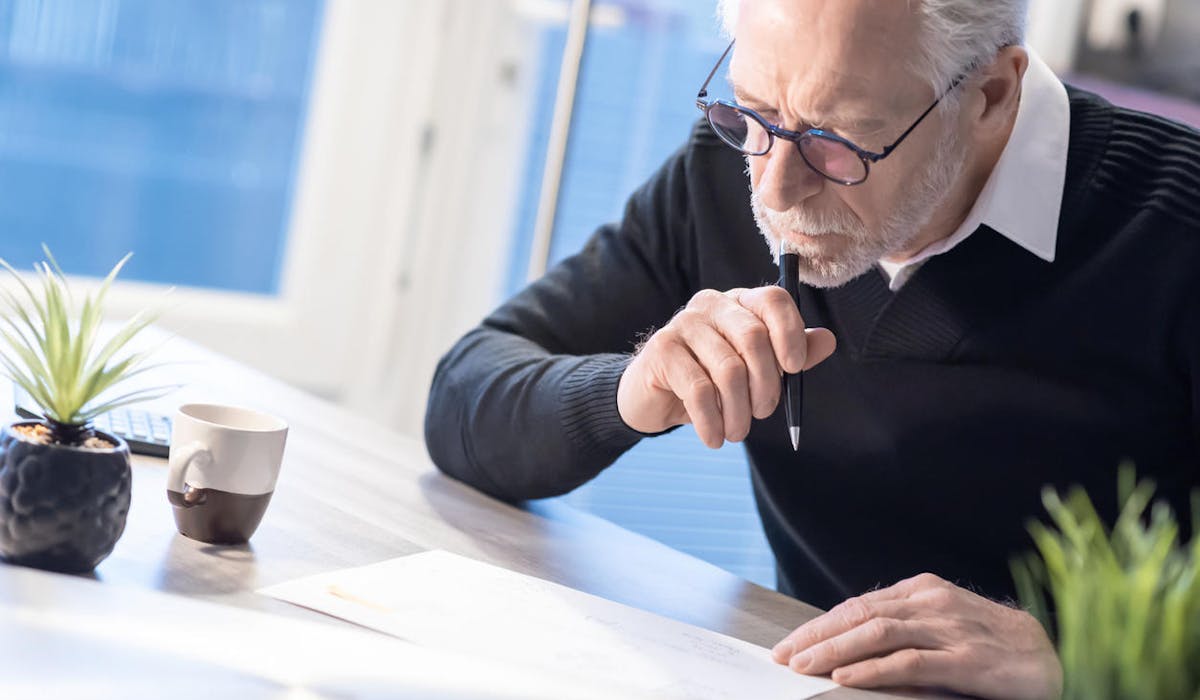 Pension de réversion : un veuf calcule le montant de ses revenus annuels.