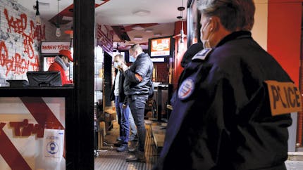Fêtes, restaurants clandestins : la police peut-elle verbaliser les personnes présentes ?
