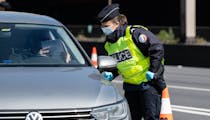 Confinement et couvre-feu : l’attestation de déplacement dérogatoire est-elle vraiment obligatoire ?