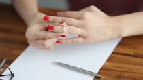 Divorce : puis-je refuser que mon ex-conjoint(e) continue de porter mon nom de famille ?