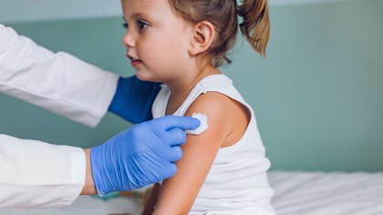 Enfant, petite fille, médecin, vaccin