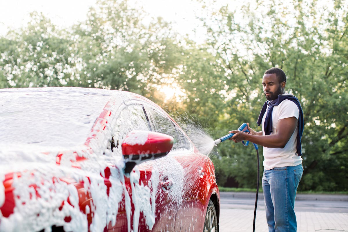 Pourquoi laver sa voiture devant chez soi peut vous coûter très cher