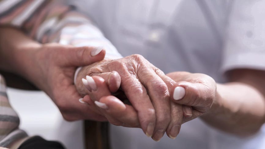 Personnes âgées, aidant, mains
