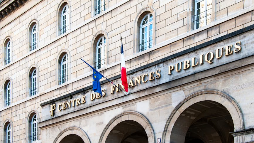 Centre des finances publiques, Paris, drapeau français et drapeau européen