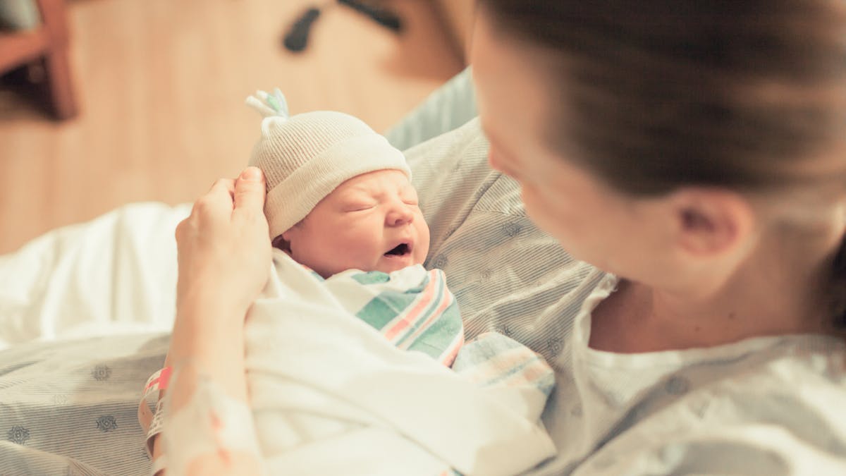 Naissance Des Bebe Box Offertes Aux Jeunes Parents En 22 Que Contiendront Elles Dossier Familial Naissance Des Bebe Box Offertes Aux Jeunes Parents En 22 Que Contiendront Elles Dossier Familial