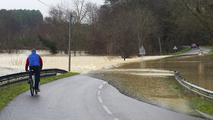 Route coupée, cycliste, inondation, rivière Midouze, Landes
