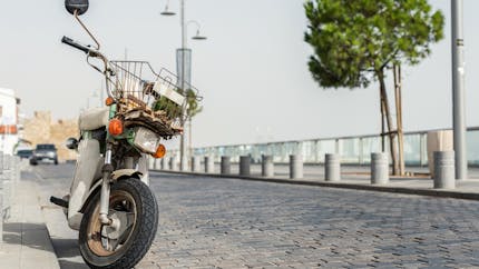 Moto, scooter : comment contester un PV pour stationnement gênant ?