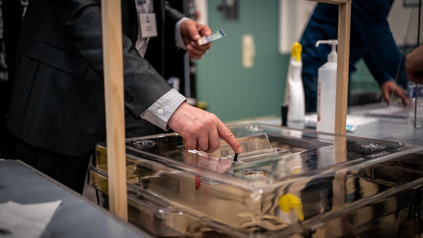 Bureau de vote, urne transparente, régionales