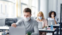 Distance, aération, isolement des cas contacts… Ce que prévoit le nouveau protocole sanitaire en entreprise