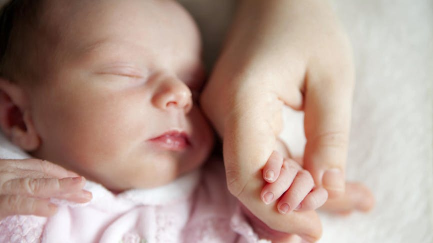 Bébé, nouveau-né, main de sa mère