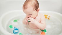 Poussettes, baignoires, réducteurs de lit… Attention aux articles pour bébé vendus sur Internet !