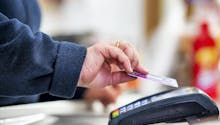 Le paiement sans contact par carte bancaire devient possible au-delà de 50 €