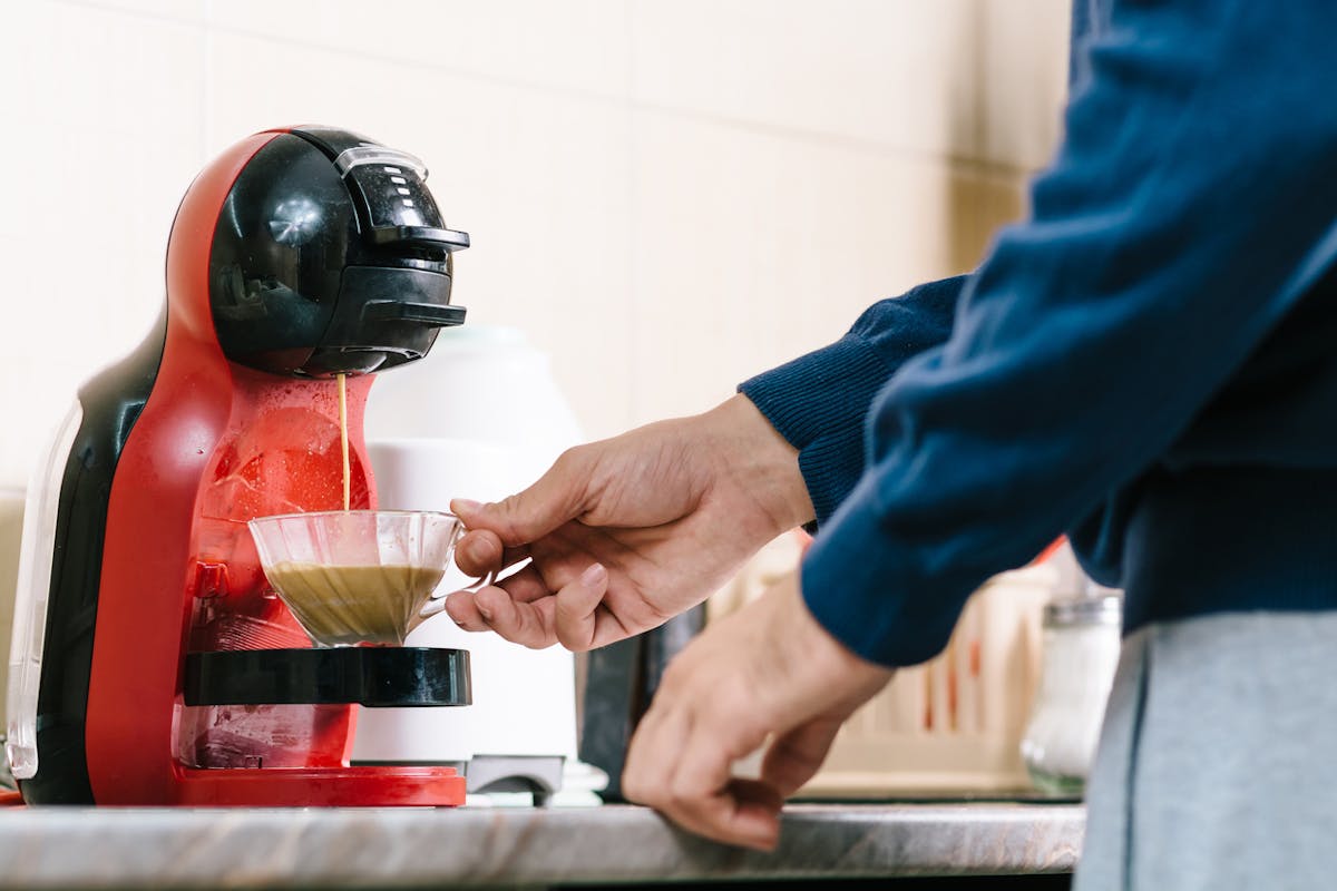 Specialista : tout savoir sur la gamme de cafetières semi-automatiques de  Delonghi - Les Numériques