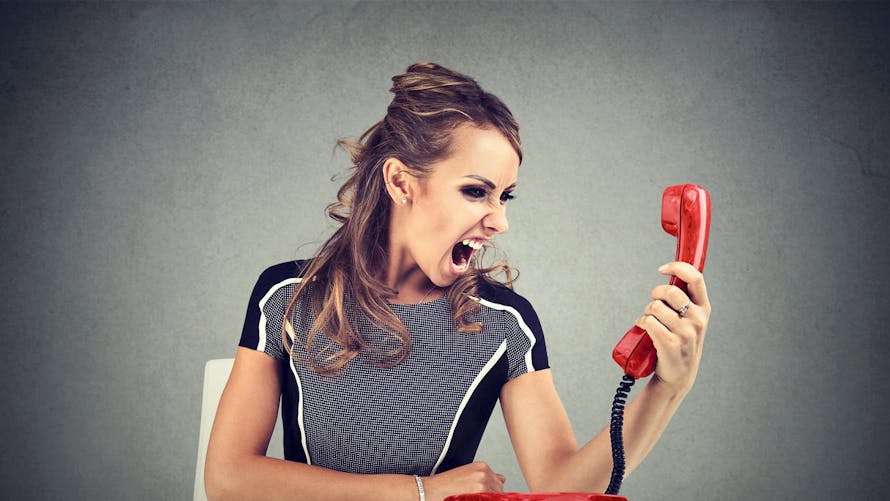 Une femme fait une réclamation téléphonique au centre des impôts