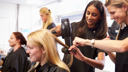 Salon de coiffure : comment se faire couper les cheveux gratuitement (ou presque) ?