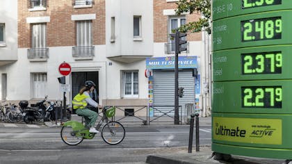 Paris, station d'essence, prix des carburants, rue, cycliste
