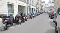 Motos et scooters thermiques : le stationnement devient payant à Paris