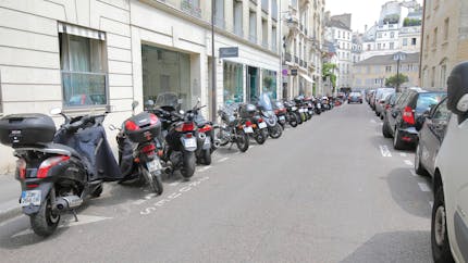 Motos et scooters thermiques : le stationnement devient payant à Paris
