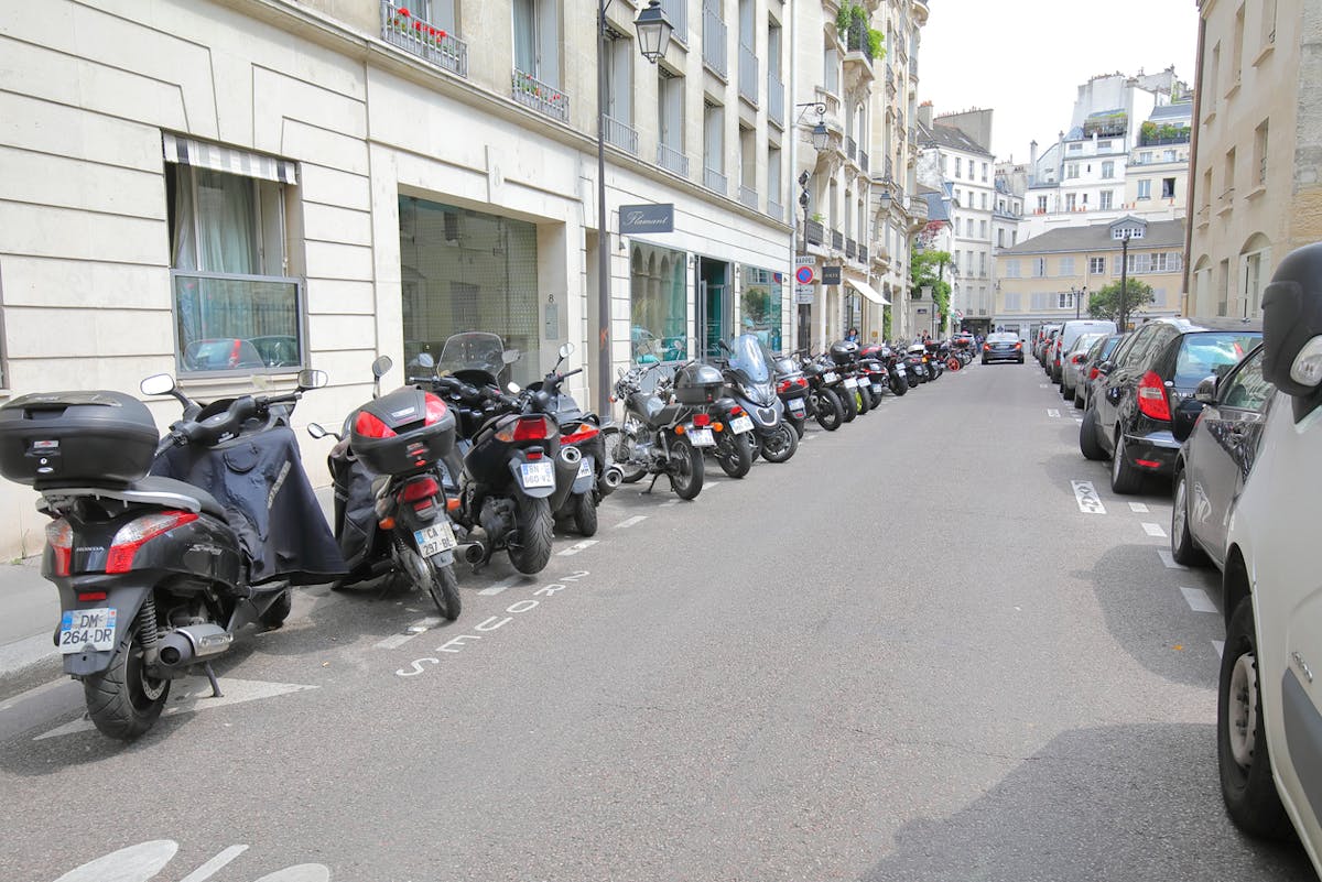 Deux-roues électriques : comment profiter du stationnement gratuit à Paris ?