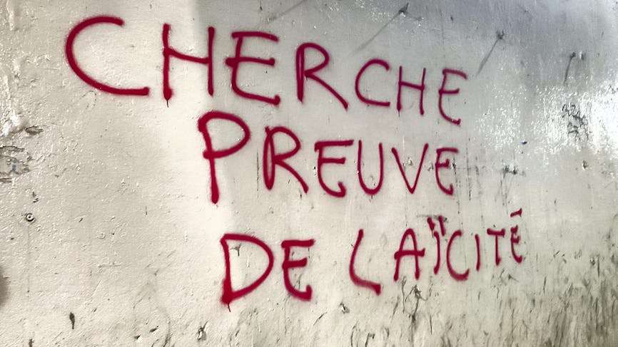 Mur à Paris, grafiti Cherche preuve de laïcité