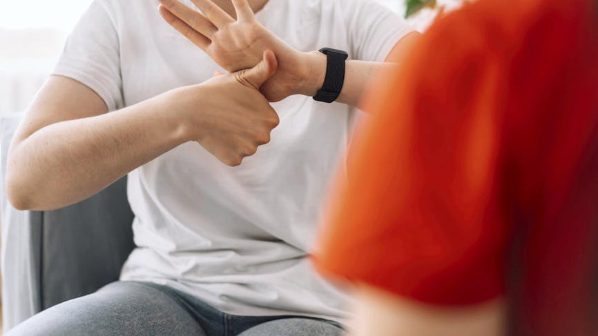 Deux hommes en tee-shirt, langue des signes