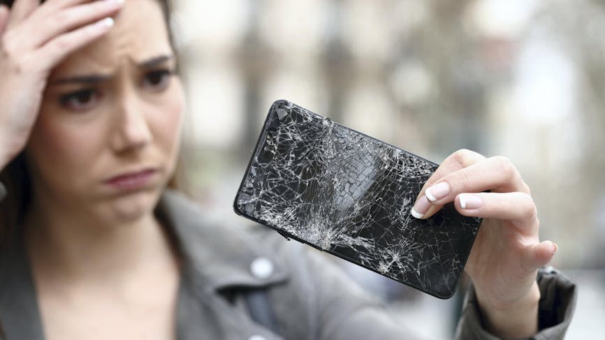 Jeune femme, smartphone cassé