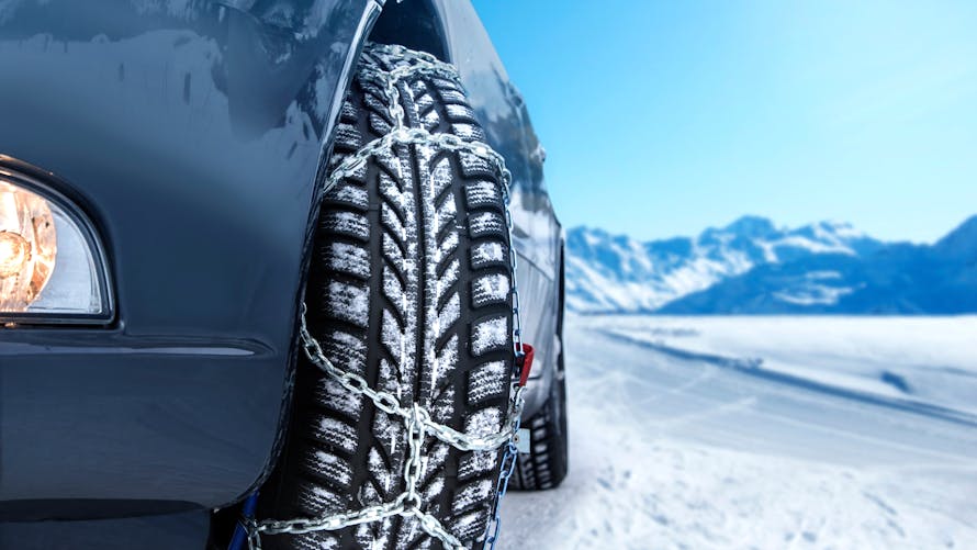 Jusqu'au 31 mars 2023, il est obligatoire d’équiper son véhicule de pneus hiver ou de posséder des chaînes ou chaussettes à neige pour conduire dans certaines zones