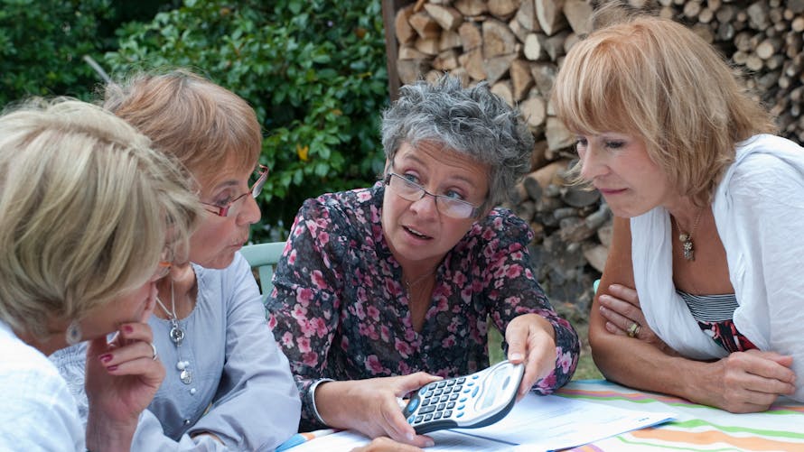 4 retraitées calculent leur pension