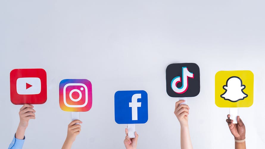Facebook, Instagram, TikTok... Les réseaux sociaux vont-ils être interdits aux jeunes de moins de 15 ans ?