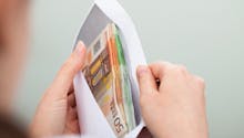 De l'argent dans des enveloppes pour gérer son budget : connaissez-vous le « cash stuffing » ?