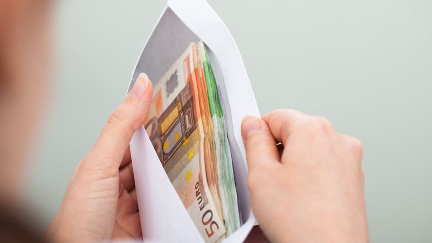 De l'argent dans des enveloppes pour gérer son budget : connaissez-vous le « cash stuffing » ?