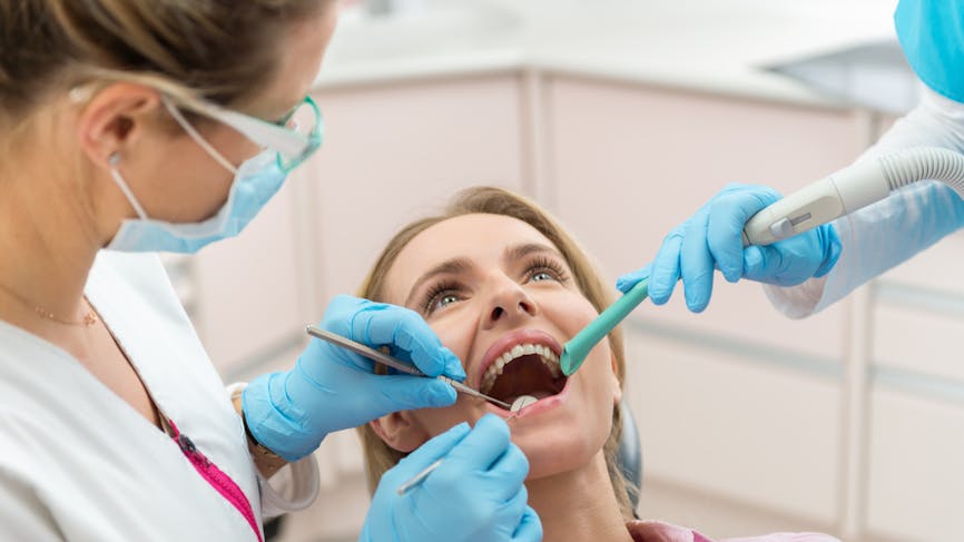 Soins dentaires : la Sécu va baisser ses remboursements à partir du 1er octobre
