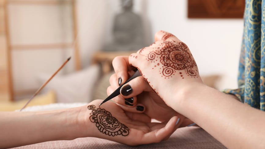 Tatouage éphémère au henné noir : gare aux allergies !