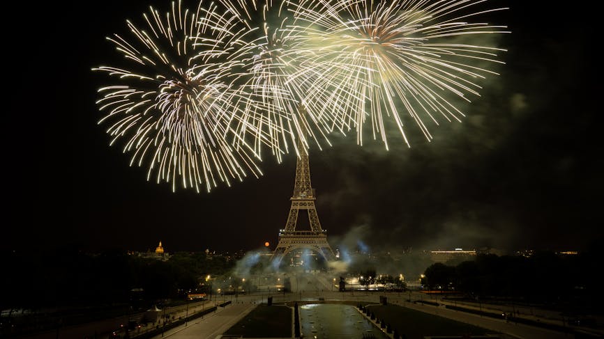 feu d'artifice 14 juillet fête nationale tour eiffel paris france sécurité émeutes pétards