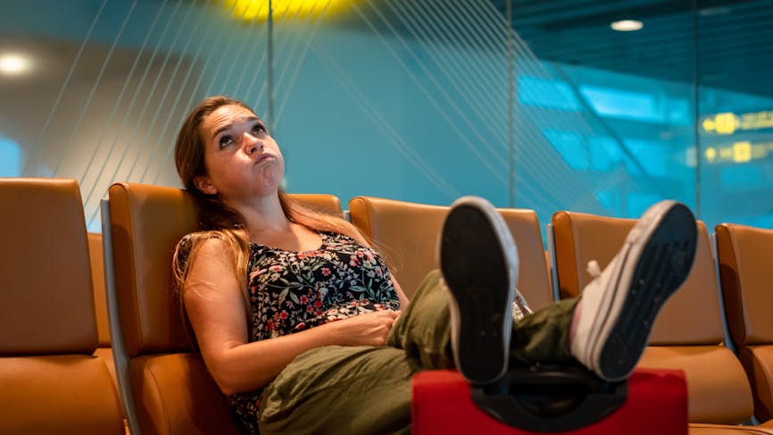jeune femme assise dans un aéroport