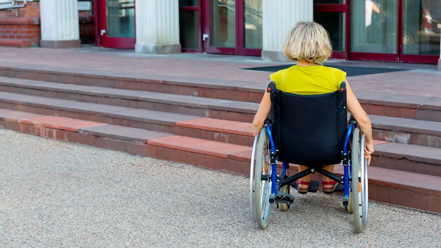 Femme handicapée en fauteuil roulant, escaliers