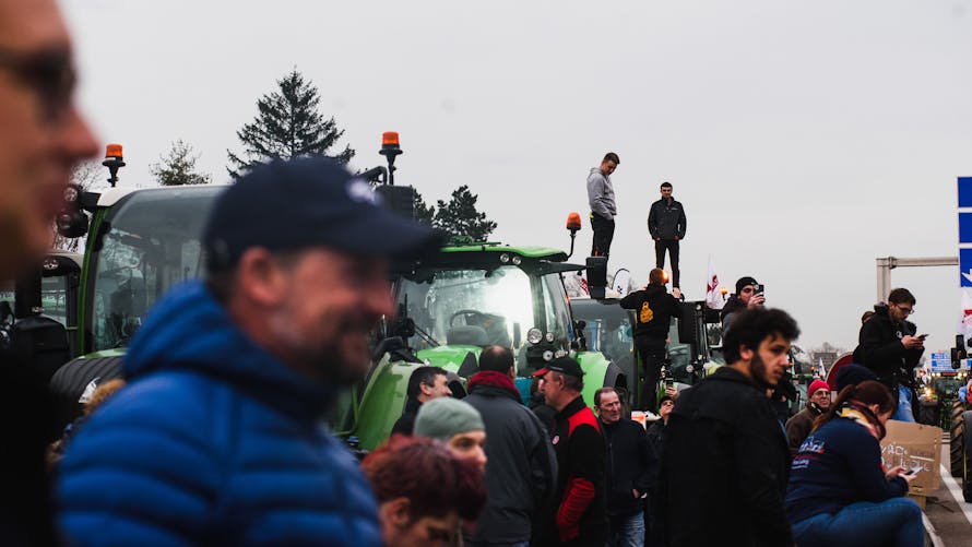 agriculteurs blocage siège tracteurs