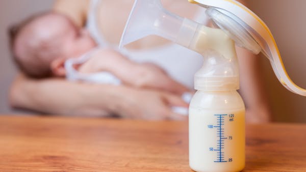 Pourquoi le gouvernement appelle les femmes à donner leur lait maternel