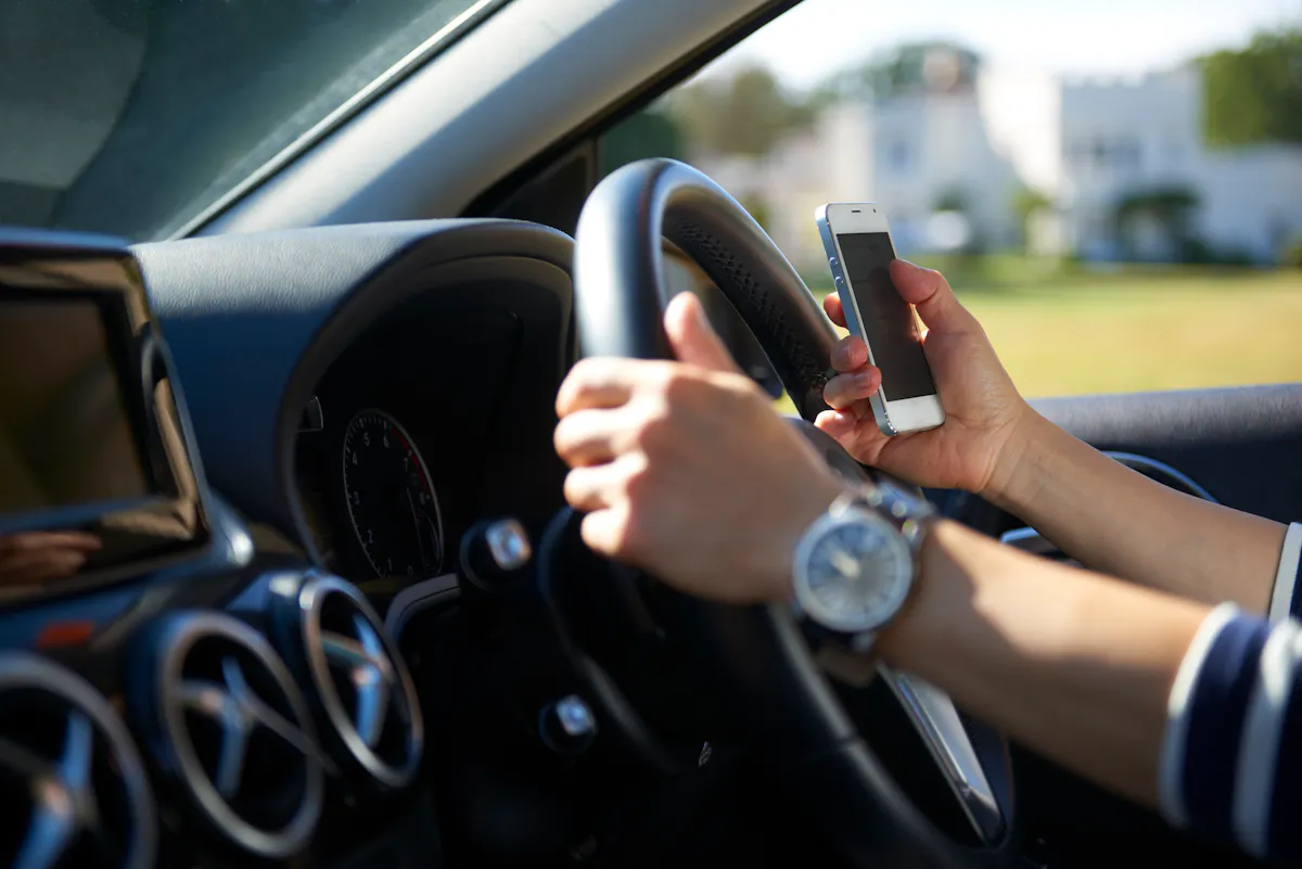 Téléphone au volant : la suspension du permis est généralisée à toute la France !