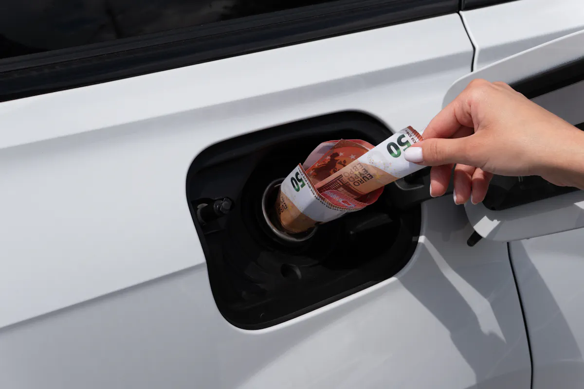 Aide carburant de 100 € : 1,6 million de Français la recevront automatiquement à cette date
