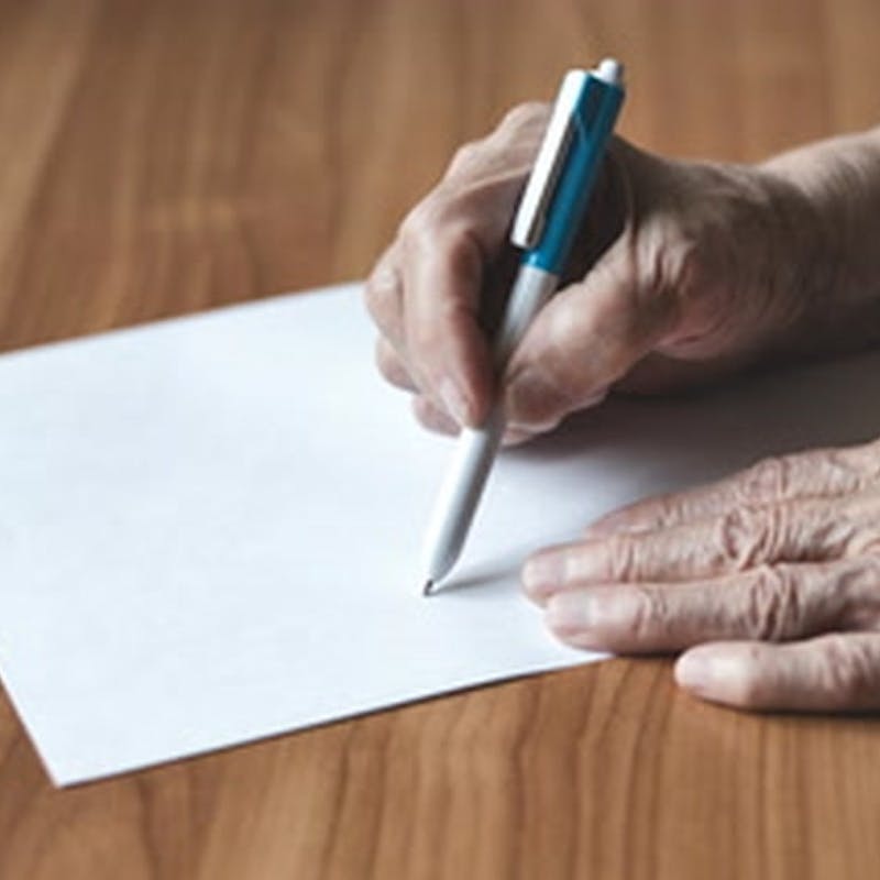 Une feuille blanche et un stylo pour rédiger un testament olographe